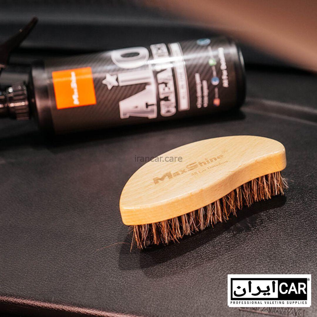 برس دیتیلینگ تمیز کننده داخل خودرو مکس شاین مدل Maxshine Interior Detailing Brush، یک برس تخصصی است که برای تمیز کردن سطوح داخلی خودرو طراحی شده است. دارای موهای نرم و ملایمی است که در از بین بردن گرد و غبار، کثیفی و چرک ها از مناطقی که دسترسی به آن سخت است مانند دریچه ها، شکاف ها و اثاثه داخلی موثر است.